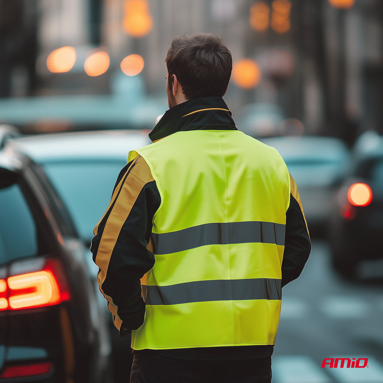 Gul sikkerhedsvest med grå refleksbånd og velcrolukning
