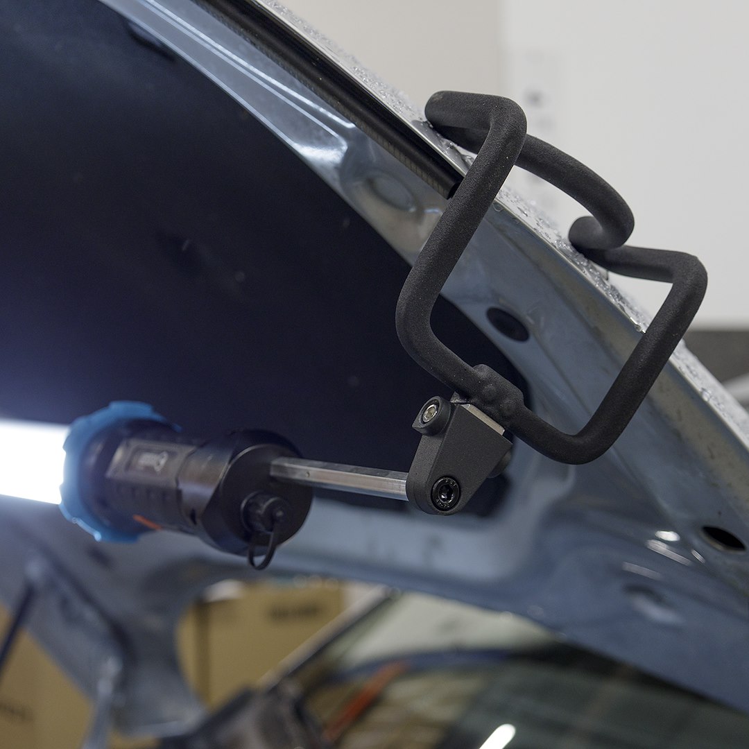 Justerbar LED-lampe for verkstedsarbeid under panser