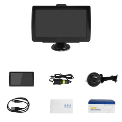 7" GPS Skærm – EU Navigation, FM Radio og Medieafspilning med tilbehør, herunder kabel og holder.