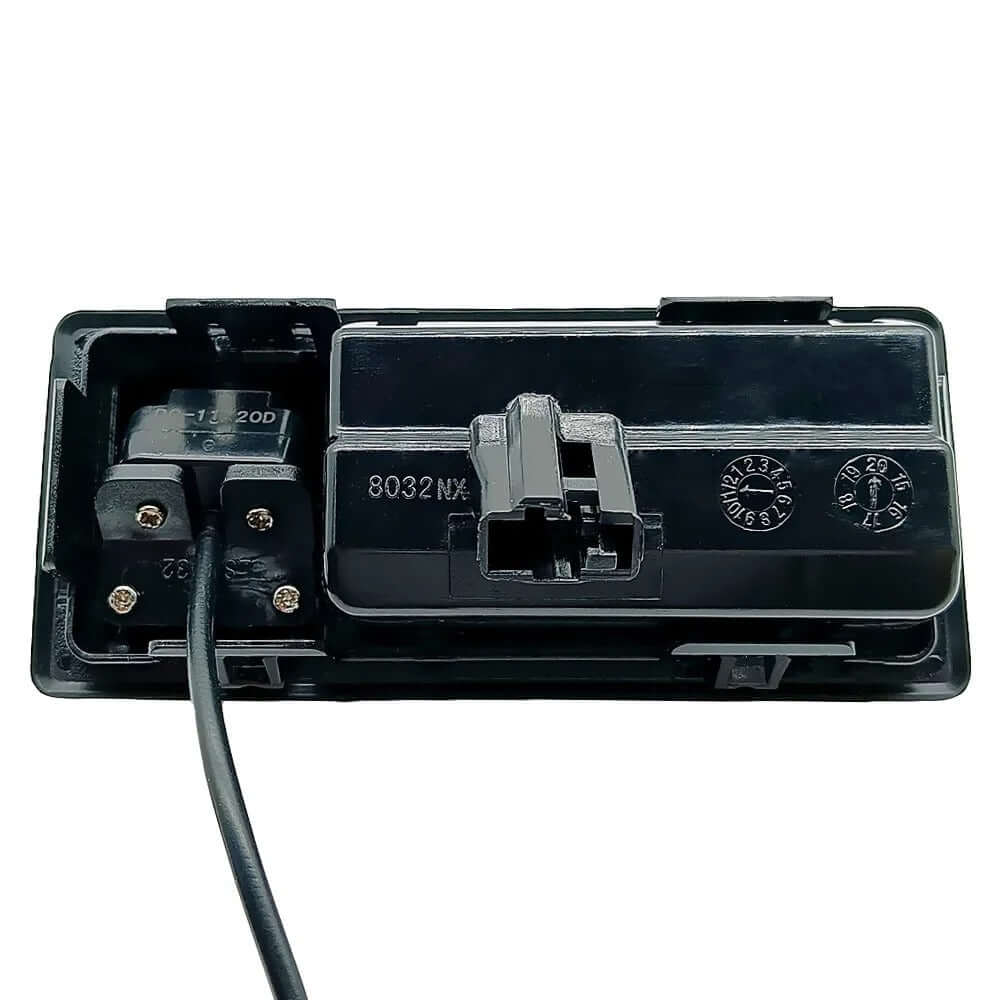 Bakkamera til Audi/Skoda/VW – integreret i bagklapshåndtag, billede af kameraets bagklapshåndtag med kabel.